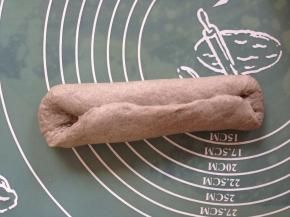 擀成椭圆形，三分之一处对折