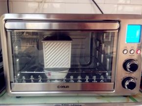 将吐司盒放进烤箱，底下放一碗热水，选择东菱烤箱的02发酵档，发酵50分钟