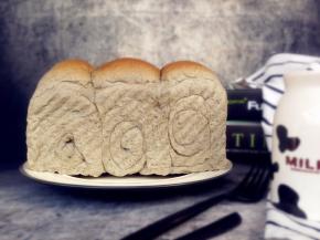 做好的吐司倒出来，晾凉，未食用的放保鲜袋密封保存