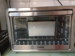 发酵好的面包坯取出，预热烤箱上管175度，下管180度，烤40分钟，面包上色严重时可加盖锡纸