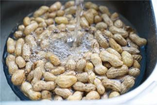 花生多次清水泡洗至干净。