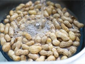 花生多次清水泡洗至干净。