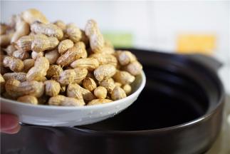 将洗净的花生入电炖锅里。