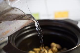 再加入清水，以满到花生即可。