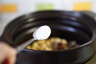 再加入细盐，盐量可以多一点。