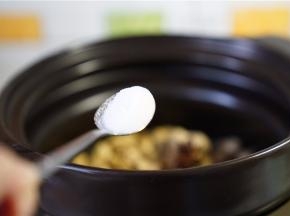 再加入细盐，盐量可以多一点。