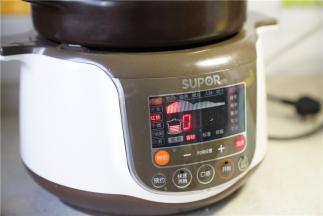 再上盖通电，煮制1小时即可。