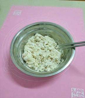 面粉、盐放入碗中混合，加入清水用筷子挑成絮状。