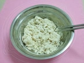 面粉、盐放入碗中混合，加入清水用筷子挑成絮状。