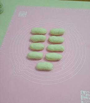 搓成条，刷上一层食用油。