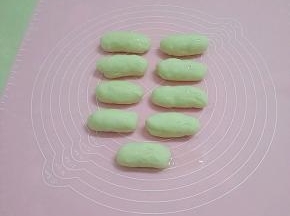 搓成条，刷上一层食用油。
