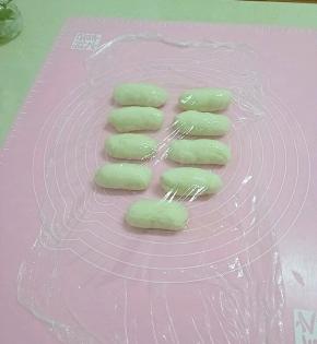 盖上保鲜膜醒发40分钟。