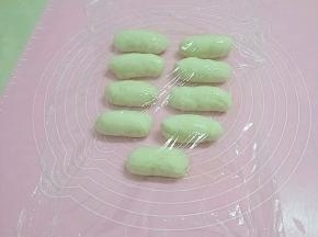 盖上保鲜膜醒发40分钟。