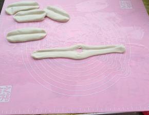 拉长一些，从中间撕开