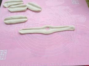 拉长一些，从中间撕开