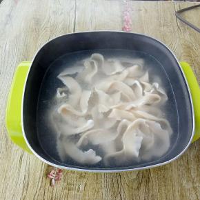 放入已开的水中将其煮熟