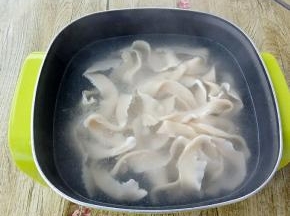 放入已开的水中将其煮熟