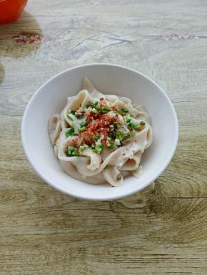 捞出来放入碗中放上葱蒜、干辣椒，淋上热油，再加入生抽、醋拌匀即可。