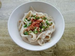 捞出来放入碗中放上葱蒜、干辣椒，淋上热油，再加入生抽、醋拌匀即可。