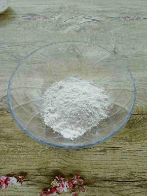 把面粉，米粉，白糖放入碗中混合。