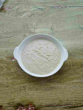 倒入抹过油的容器中