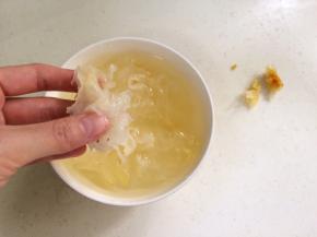 把泡发好的银耳去根，撕成小碎块。