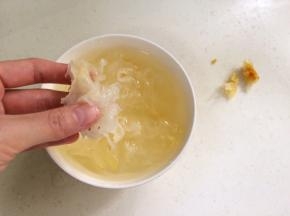把泡发好的银耳去根，撕成小碎块。