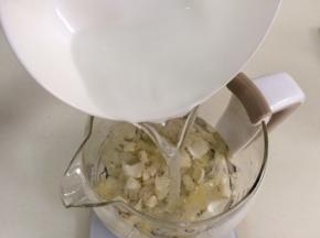 在养生壶内倒入纯净水，盖好盖子。