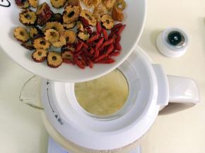 加入红枣片、枸杞子以及桂圆干。