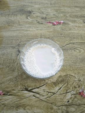 取80克纯牛奶和玉米淀粉混合，备用。