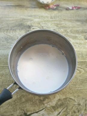 把剩余的纯牛奶，淡奶油，白糖放入锅中加热