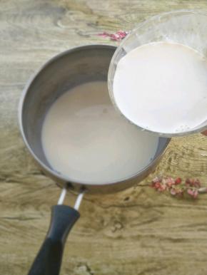 倒入第二步混合的液体