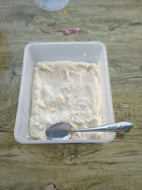 倒入粘稠的液体