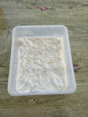 在上面再撒上一层椰蓉，放入冰箱冷藏四个小时。