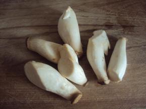 准备食材：杏鲍菇洗净