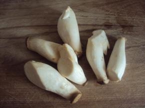准备食材：杏鲍菇洗净
