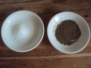 准备调料：精盐、黑胡椒粉