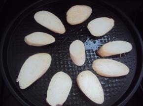 把切好的杏鲍菇放入饼铛，盖上煎烤