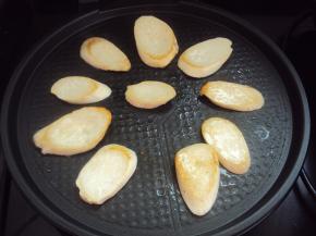 水分煎出，出现金黄色，翻面煎另一面