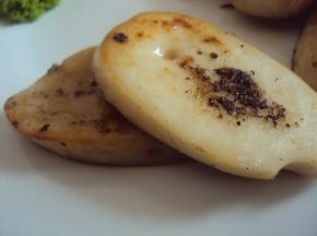 同时撒精盐和黑胡椒粉