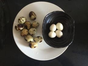 把鹌鹑蛋煮熟,剥去皮，备用