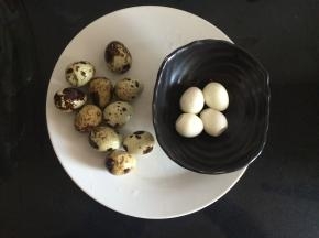 把鹌鹑蛋煮熟,剥去皮，备用