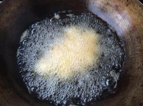 油锅烧热至7成热时，放入鹌鹑蛋