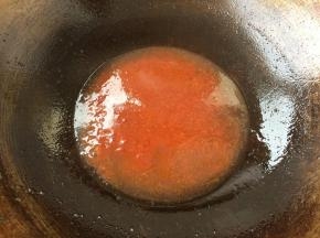 另起锅，放少许的油，把拌好的番茄酱汁炒出糖色