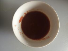 番茄酱中加入白糖、白醋、精盐、鸡精、香油、蚝油、少许的水，拌均匀