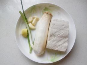 准备好食材，用老豆腐比较不容易碎。