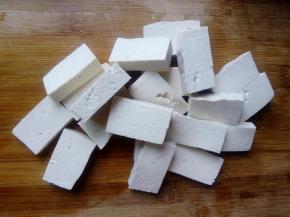 豆腐洗净切成大小合适的块。