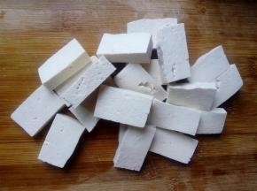 豆腐洗净切成大小合适的块。