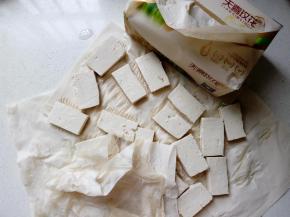 放在不掉屑的纸巾上，吸净水分，这样在煎的时候油不会溅出来，也能缩短煎的时间。