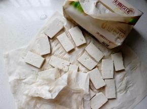 放在不掉屑的纸巾上，吸净水分，这样在煎的时候油不会溅出来，也能缩短煎的时间。